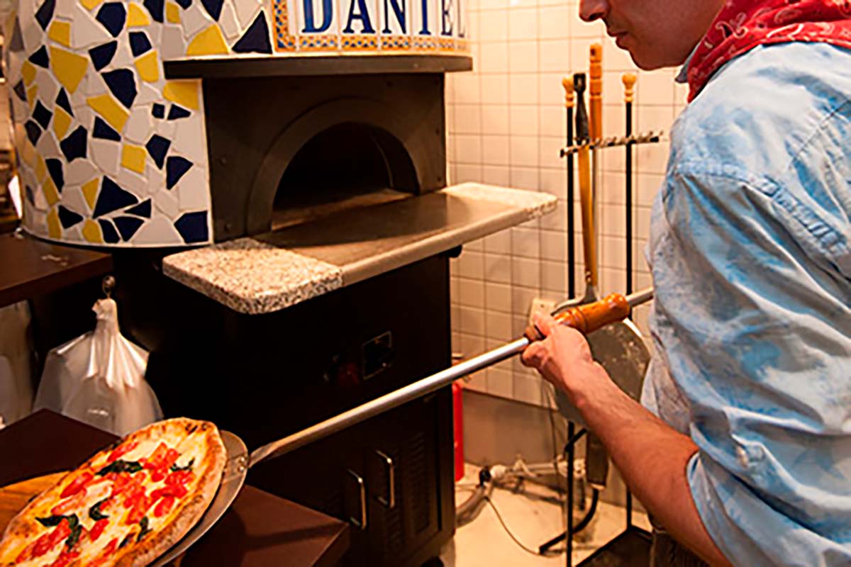 ピザは500℃の高温のピザ窯で焼き上げます